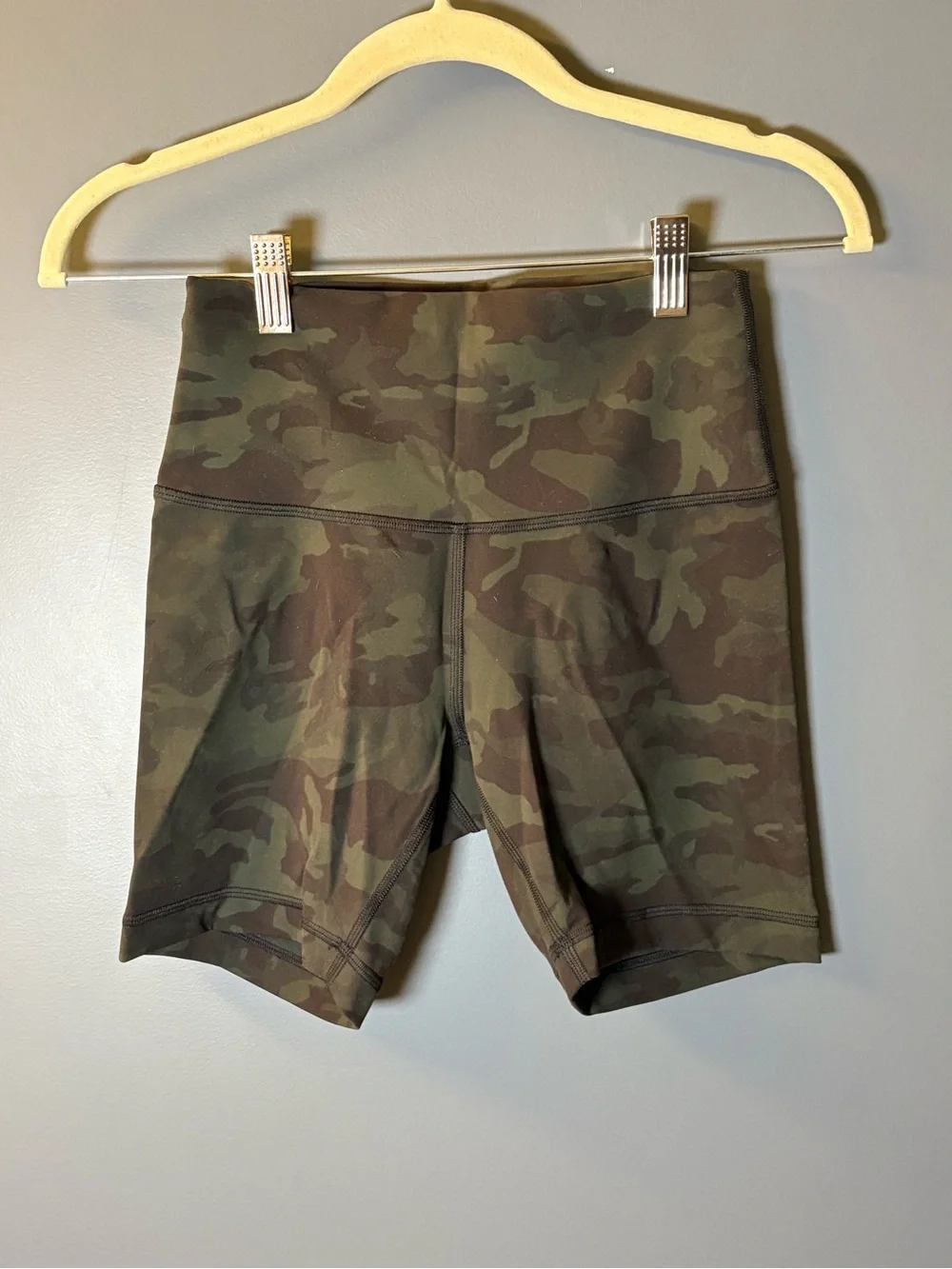 Lululemon High-Waist Camo Women’s Bike Shorts - Picture 1 of 5